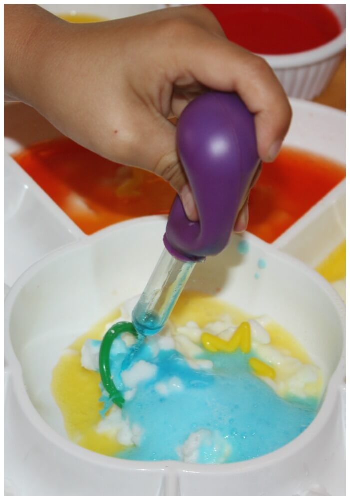 color mixing fizzy science with eye dropper