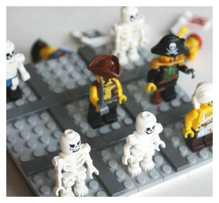 LEGO Tic Tac Toe Game Pirates Skeletons Treasure Game