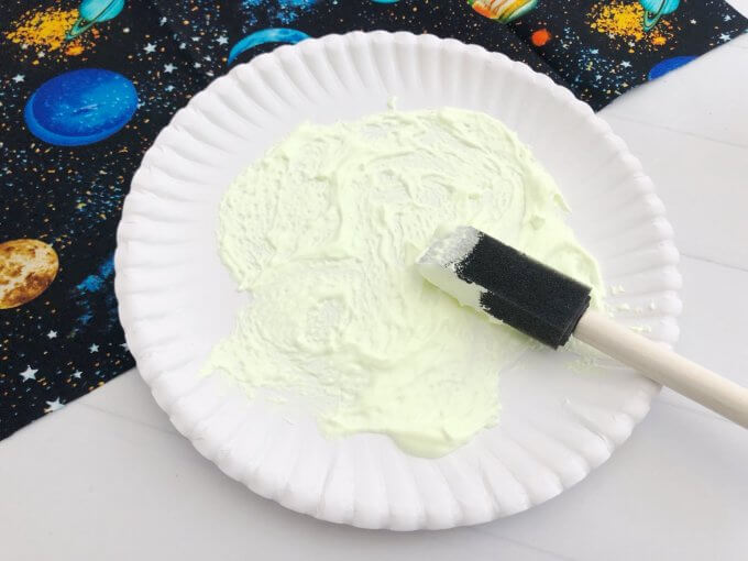 paint a paper plate with puffy paint