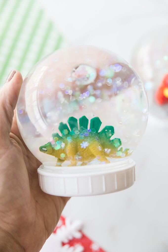 Dly Make your own plastic snow globe 