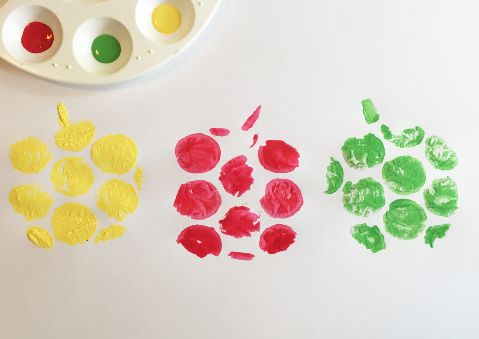 Apple Bubble Wrap Art For Fall - Little Bins for Little Hands